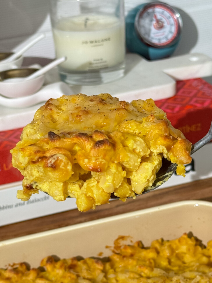 huancaina mac and cheese serving