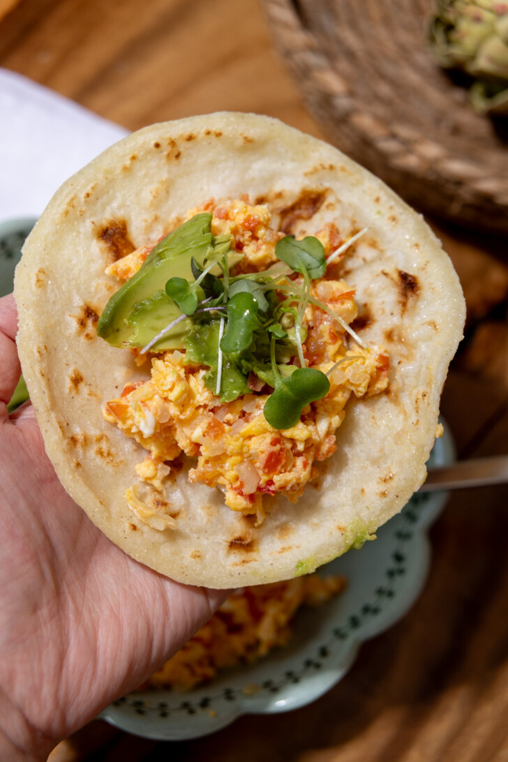 huevos pericos with arepas