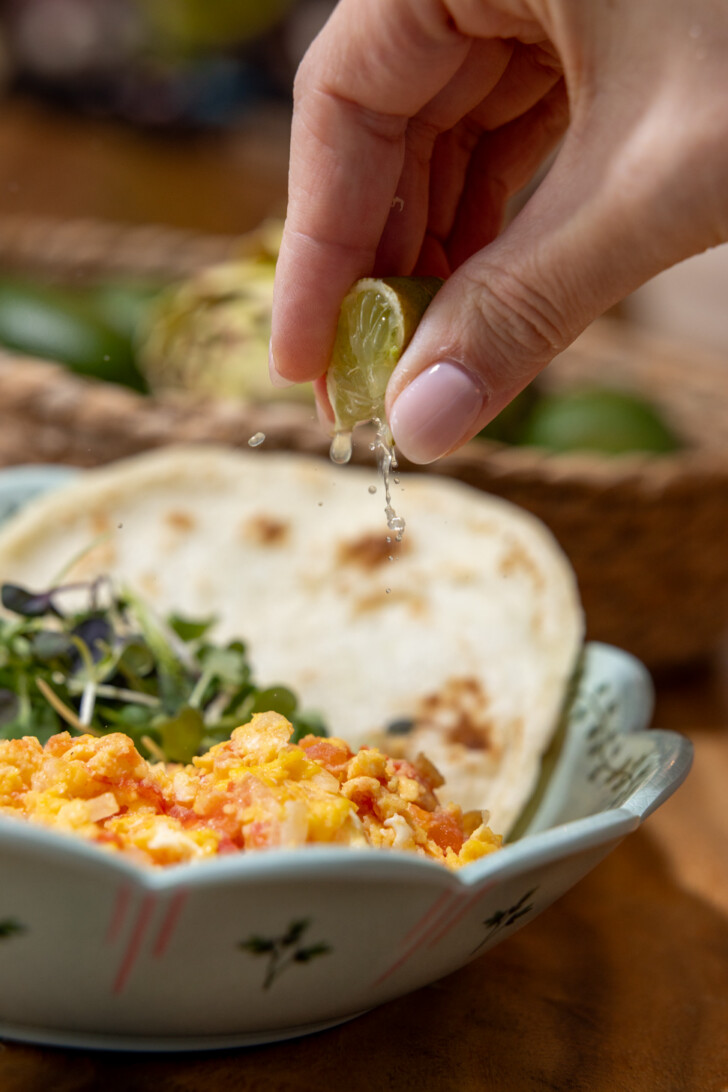 huevos pericos with lime
